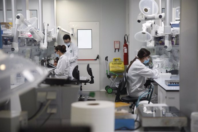 Archivo - Treballadors al laboratori de la fàbrica de Reig Jofre a Barcelona