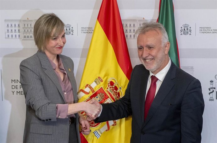 Archivo - El ministro de Política Territorial, Ángel Víctor Torres, y la consejera de Gobernanza, Administración Digital y Autogobierno del País Vasco, Maria Ubarretxena, tras la última reunión bilateral de la Comisión Mixta de Transferencias