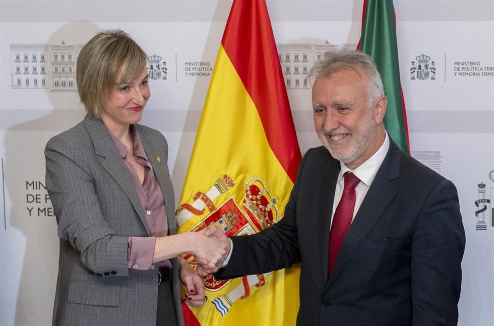 Archivo - El ministro de Política Territorial, Ángel Víctor Torres, y la consejera de Gobernanza, Administración Digital y Autogobierno del País Vasco, Maria Ubarretxena, tras la última reunión bilateral de la Comisión Mixta de Transferencias