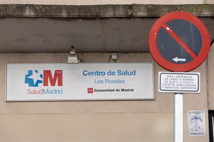 Archivo - Fachada del Centro de Salud Los Rosales, a 31 de enero de 2025, en Madrid (España).