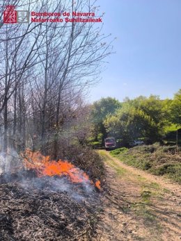 Los bomberos controlan un incendio que se ha propagado en Baztan durante una quema autorizada.