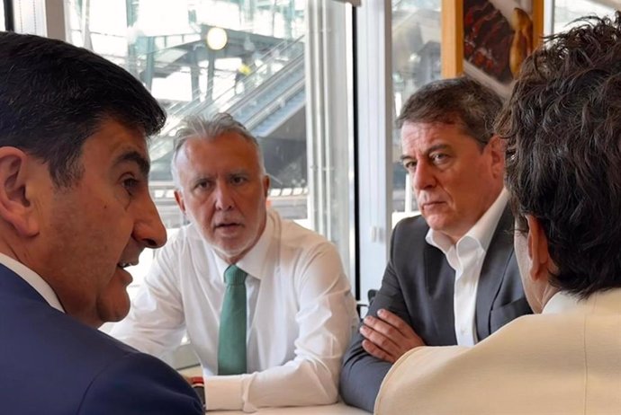 El ministro de Política Territorial y Memoria Democrática, Ángel Víctor Torres, junto con el secretario xeral del PSdeG, José Ramón Gómez Besteiro, este miércoles en Galicia