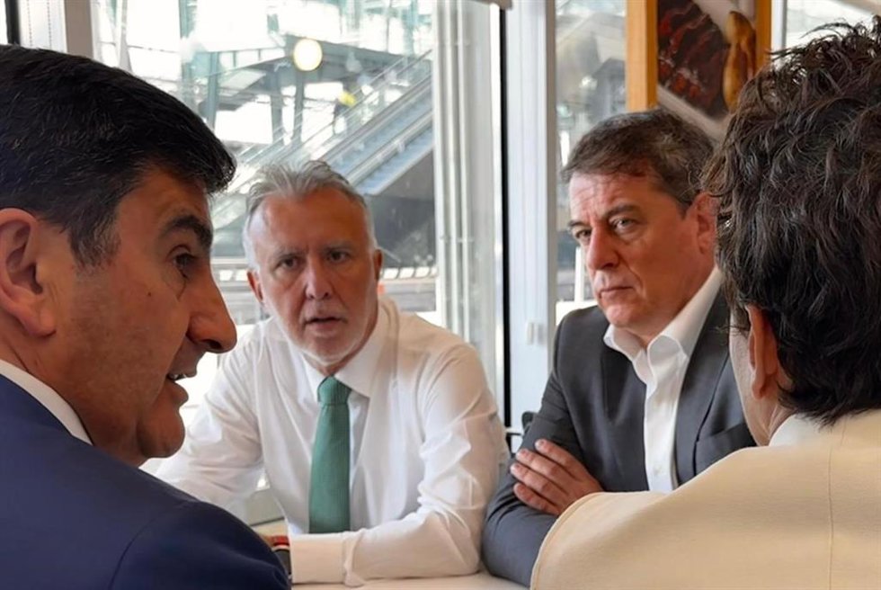 El ministro de Política Territorial y Memoria Democrática, Ángel Víctor Torres, junto con el secretario xeral del PSdeG, José Ramón Gómez Besteiro, este miércoles en Galicia