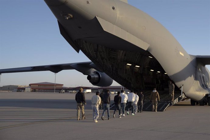 Archivo - Imagen de archivo de migrantes subiendo a bordo de un avión del Ejército de Estados Unidos para ser deportados