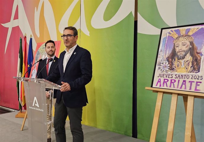 El delegado territorial de Turismo, Cultura y Deporte de la Junta en Málaga, Carlos García Giménez, junto con el alcalde de Arriate, Francisco Javier Anet, ha presentado la Semana Santa del municipio