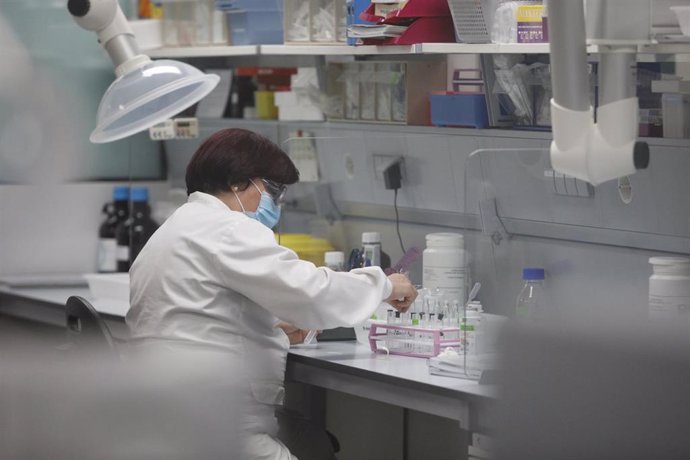 Archivo - Una trabajadora de la fábrica de Reig Jofre en el laboratorio en Barcelona