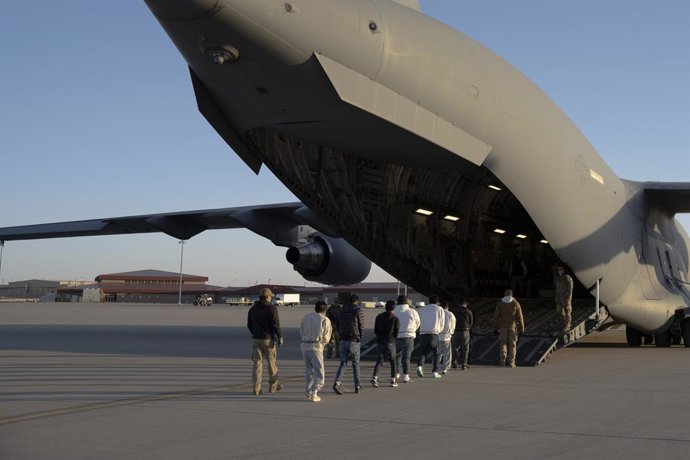 Archivo - Arquivo - 23 de janeiro de 2025, El Paso, Tx, Estados Unidos: Agentes da Alfândega e Proteção de Fronteiras dos EUA guiam migrantes sem documentos em uma aeronave de transporte C-17 Globemaster III da Força Aérea dos EUA para o primeiro voo de r