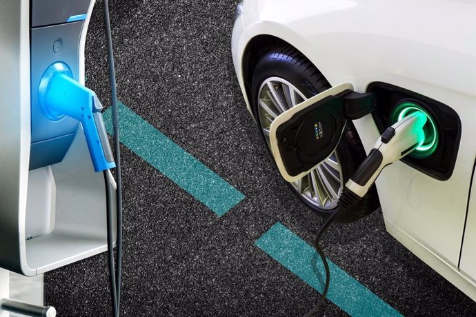 Archivo -  Cargador eléctrico para coches   