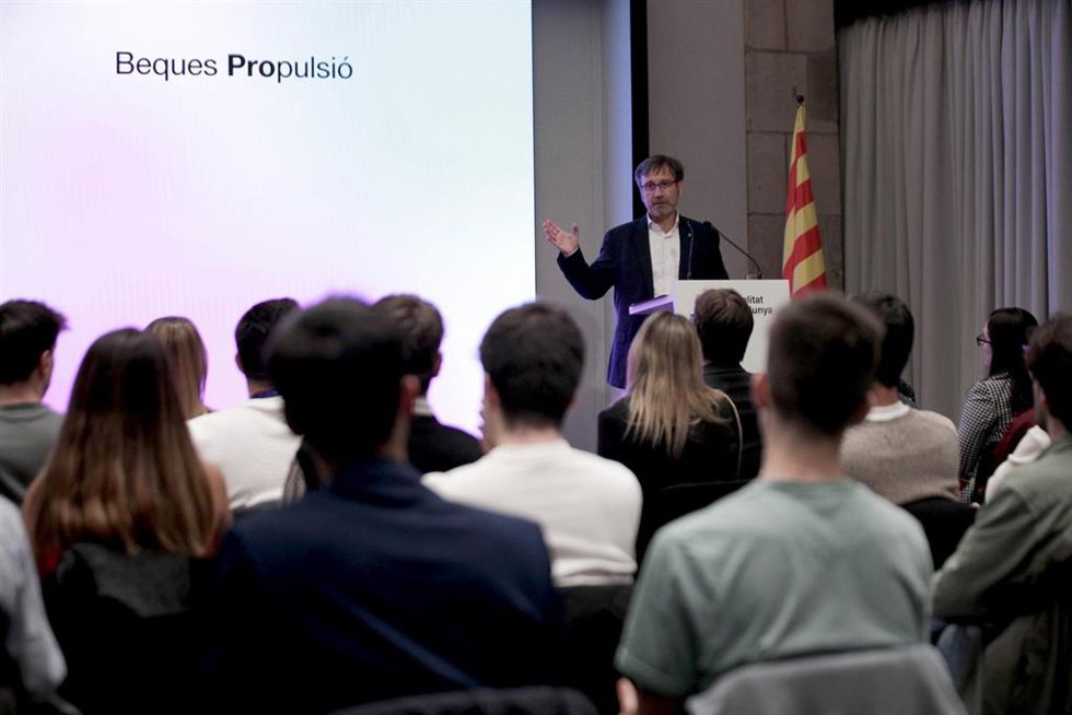 Archivo - El conseller de Política Lingüística de la Generalitat, Francesc Xavier Vila, presentando las becas Propulsió.