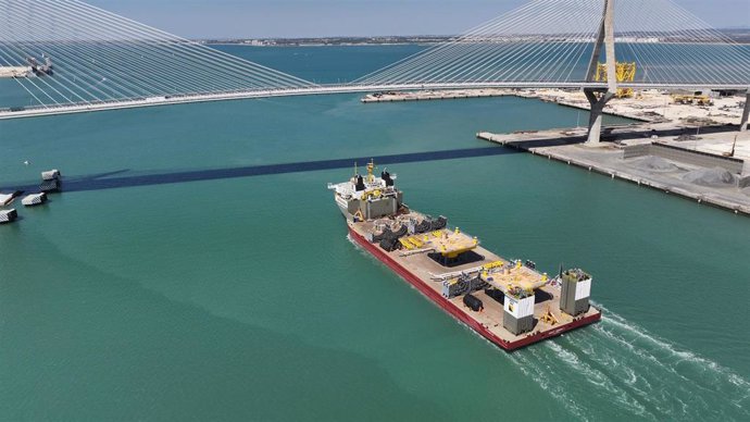 Archivo - Los módulos para conexión de la subestación con su base para Estados Unidos salen en un barco de los astilleros de Puerto Real (Cádiz)