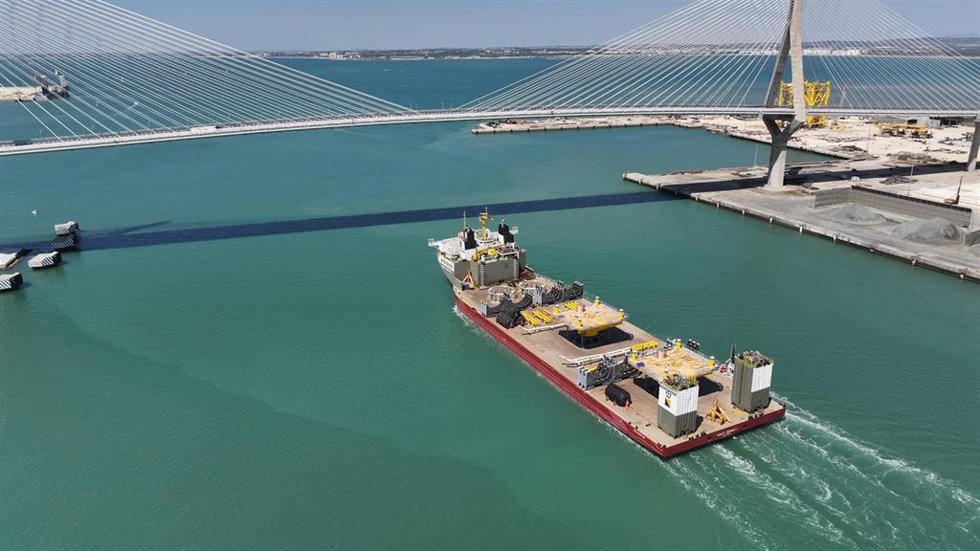 Archivo - Los módulos para conexión de la subestación con su base para Estados Unidos salen en un barco de los astilleros de Puerto Real (Cádiz)