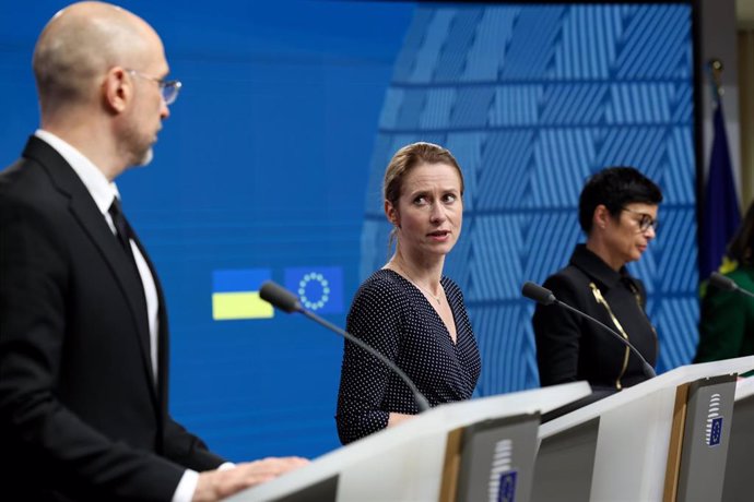 La Alta Representante de la UE, Kaja Kallas, junto al primer ministro de Ucrania, Denis Smyhal, y la comisaria de Ampliación, Marta Kos.