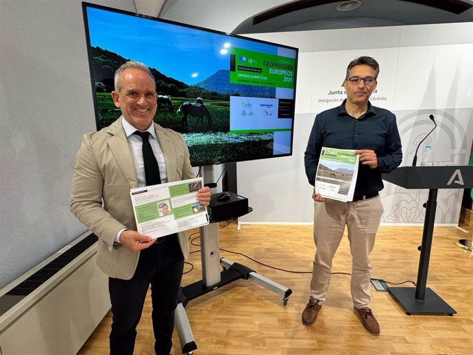 Rafael Martínez (izda.), en la presentación de la Semana de los Geoparques Europeos en el Espacio Natural de las Sierras Subbéticas.
