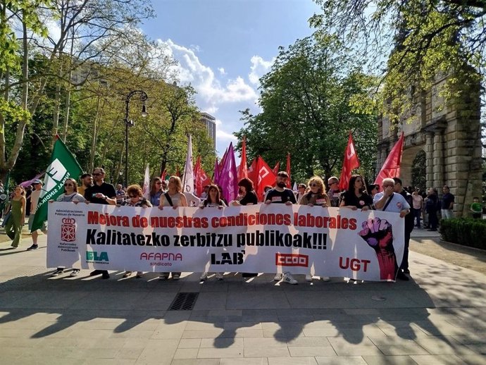 Imagen de la manifestación convocada en Pamplona por los sindicatos LAB, Afapna, CCOO, ELA y UGT en el marco de la huelga de la función pública de Navarra