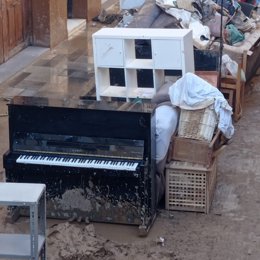 Imagen de un piano tras el paso de la dana