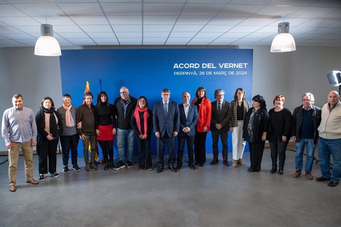 Archivo - Foto de familia tras la firma del acuerdo de varios partidos independentistas catalanes, en Les 5 Éléments, a 26 de marzo de 2024, en Perpignan (Francia). 