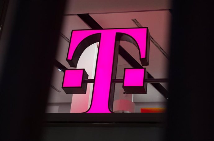 Archivo - FILED - 16 February 2018, North Rhine-Westphalia, Cologne: The Deutsche Telekom logo is displayed at one of the company's sales outlets in downtown Cologne. The EU General Court awarded Germany's Deutsche Telekom nearly 1.8 million euros (2 mill