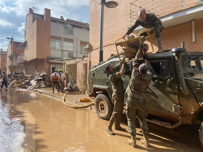 Efectivos de la Brigada 'Guzmán el Buerno' X trabajando en tareas de extracción de agua y lodo en Valencia.