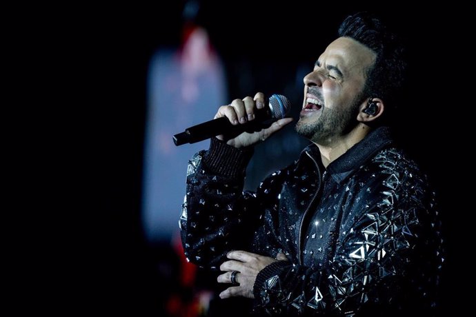 Archivo - El cantante Luis Fonsi durante un concierto.