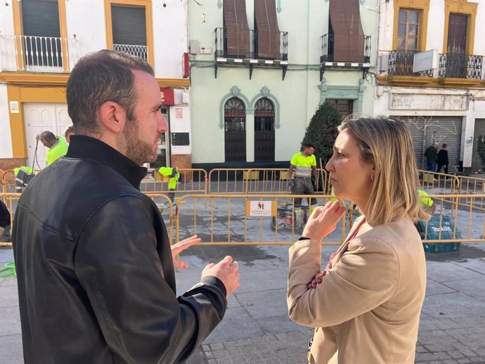 La alcaldesa de Alcalá supervisa los preparativos de Semana Santa.