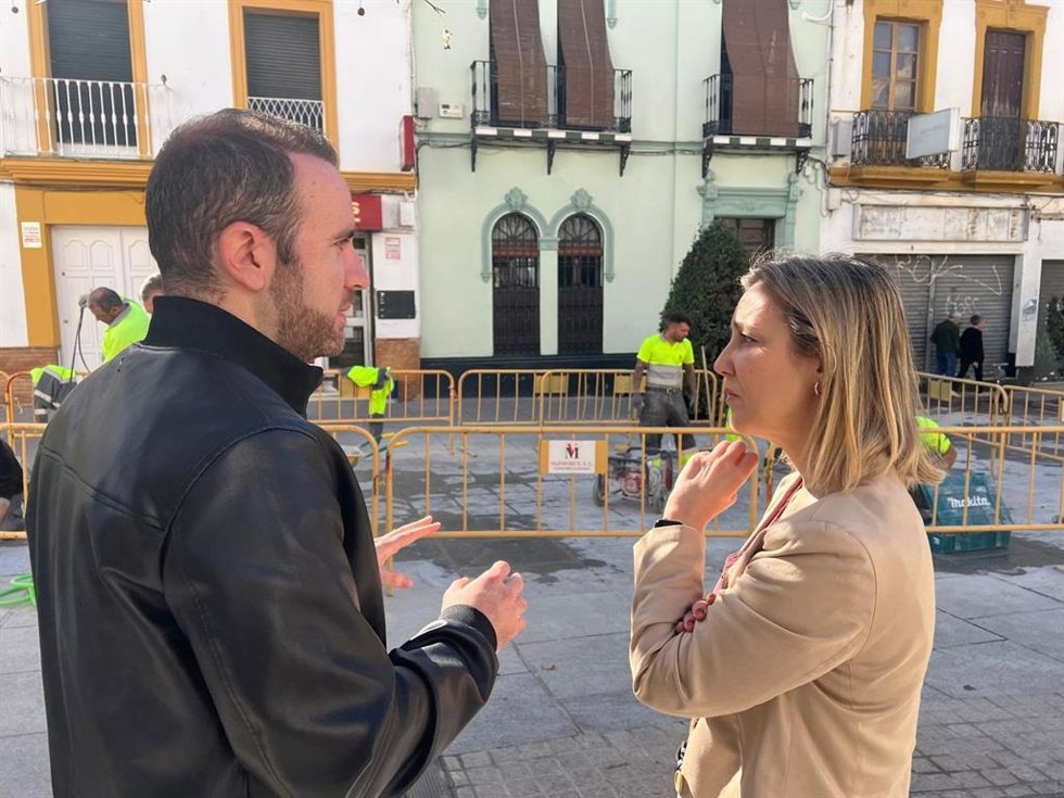 La alcaldesa de Alcalá supervisa los preparativos de Semana Santa.