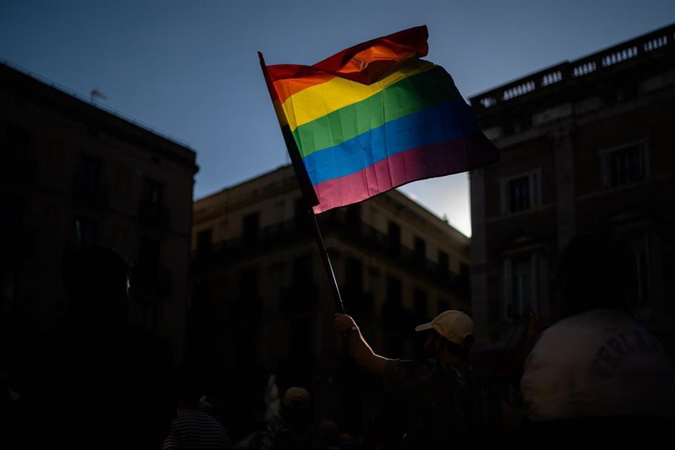 Archivo - Una bandera LGTBI+ durante una manifestación por el Día del Orgullo, en Plaza Universitat, a 29 de junio de 2024, en Barcelona, Catalunya (España).
