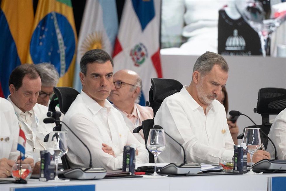 Archivo - El presidente del Gobierno, Pedro Sánchez (2d) y el Rey Felipe (1d), durante una sesión plenaria en la XXVIII Cumbre Iberoamericana de Jefes de Estado y de Gobierno, a 25 de marzo de 2023, en Santo Domingo.