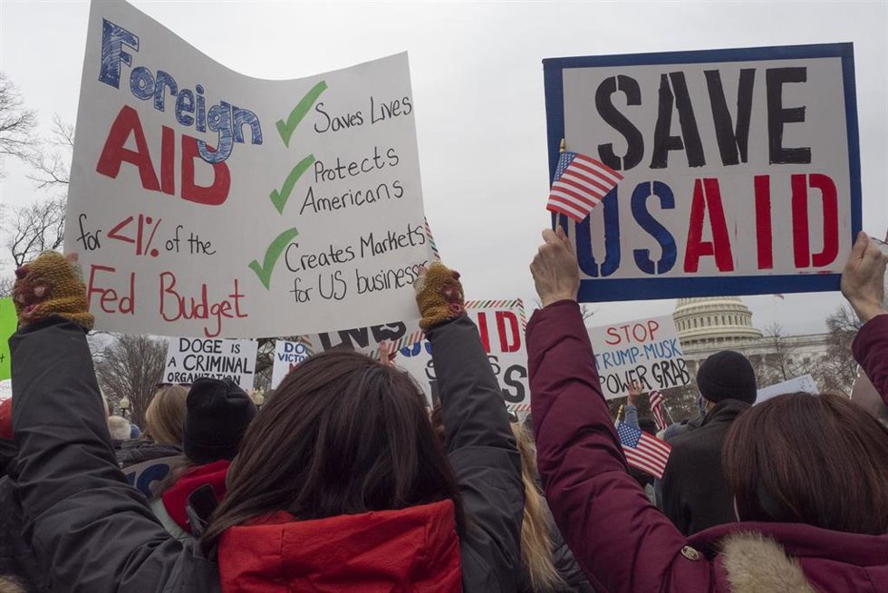 Archivo - Una protesta ante el Congreso de EEUU contra la política de recortes de la Administración Trump.