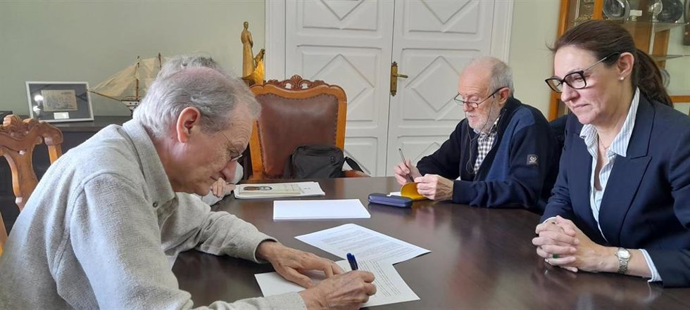 Firma del convenio de colaboración del Ayuntamiento de Barbastro y el Centro de Estudios del Somontano para abrir al público el fondo documental municipal.