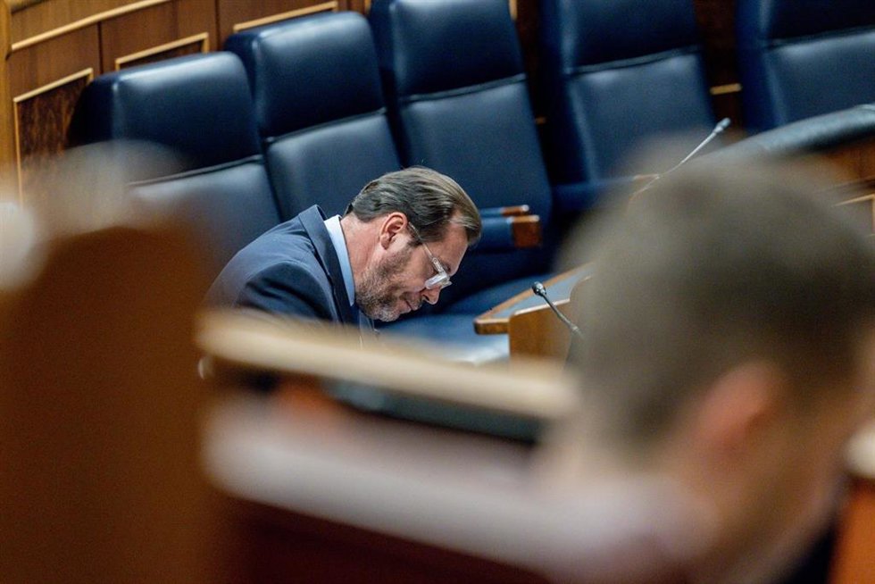 El ministro de Transportes y Movilidad Sostenible, Óscar Puente, durante una sesión de control al Gobierno, en el Congreso de los Diputados, a 9 de abril de 2025, en Madrid (España). 