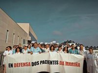 Decenas de profesionales del Hospital da Mariña (Lugo) se manifiesta por la falta de facultativos