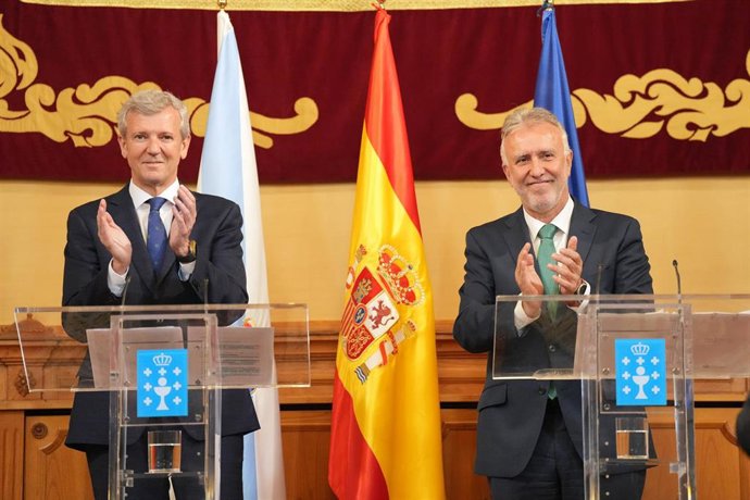 Rueda e Torres comparecen xuntos após ratificar o traspaso da xestión do litoral.