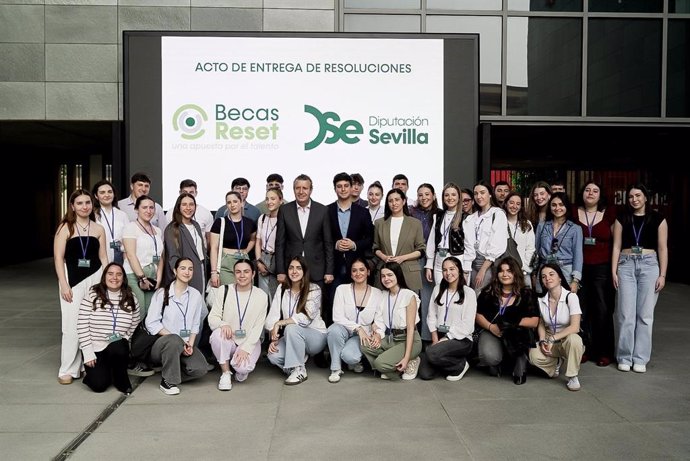 Javier Fernández y Casimiro Fernández. Con algunos de los estudiantes reconocidos con una 'Beca Reset' de Diputación para sufragar gastos de alojamiento en este curso.