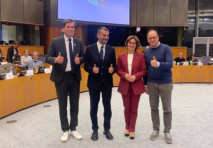 El eurodiputado socialista César Luena junto a otros miembros de la Comisión de Medio Ambiente