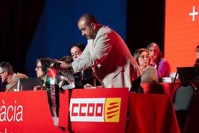 El secretario general de CCOO de Catalunya, Javier Pacheco, con una bandera palestina, durante el 13º Congreso de CCOO de Catalunya, en el Palau de Congressos de Barcelona, a 9 de abril de 2025, en Barcelona