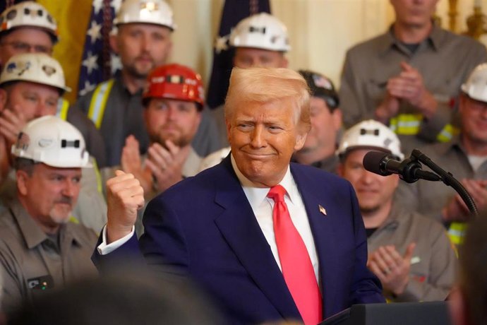 08 April 2025, US, Washington: US President Donald Trump poses surrounded by a number of coal miners after signing a series of executive orders to allow for more coal plants, at the White House. Photo: Andrew Leyden/ZUMA Press Wire/dpa