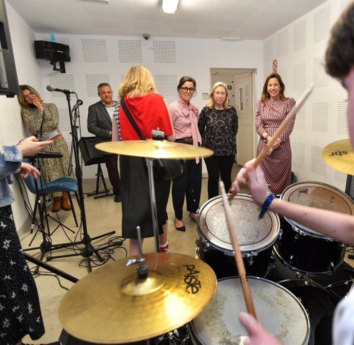 La alcaldesa de Zaragoza, Natalia Chueca, visita el Centro de Arte para Jóvenes El Túnel