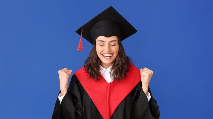 Archivo - Una estudiante celebra su graduación