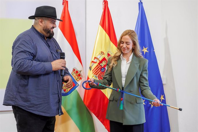 La Asociación de Promoción Gitana entrega a la presidenta del Parlamento de La Rioja la vara del pueblo gitano