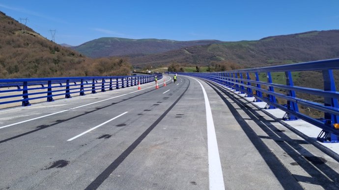 Transportes abre mañana al tráfico la calzada sentido Santander del viaducto de Hía en la A-67