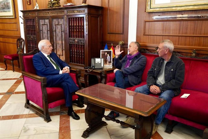 El secretario general de la Unión General de Trabajadores (UGT), Pepe Álvarez, en la reunión con el presidente de Melilla, Juan José Imbroda (PP).
