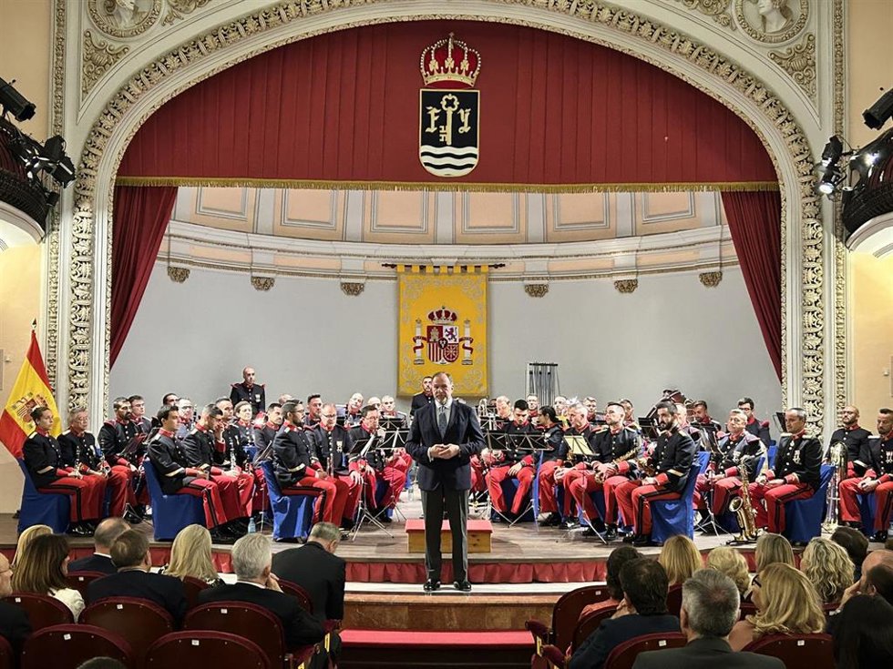 El presidente de Caja Rural del Sur en el concierto de la Unidad de Música del Regimiento de Infantería "Inmemorial del Rey" número 1