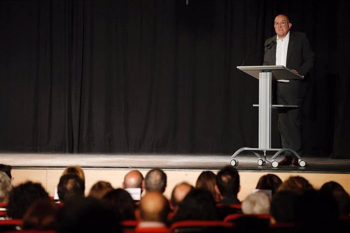 El alcalde, Jesús Julio Carnero, quien junto a la concejala de Participación Ciudadana y Deportes, Mayte Martínez, ha entregado, en el Centro Cívico José Luis Mosquera, los diplomas correspondientes a los grupos y entidades participantes en estas muestras