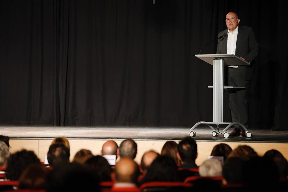 El alcalde, Jesús Julio Carnero, quien junto a la concejala de Participación Ciudadana y Deportes, Mayte Martínez, ha entregado, en el Centro Cívico José Luis Mosquera, los diplomas correspondientes a los grupos y entidades participantes en estas muestr