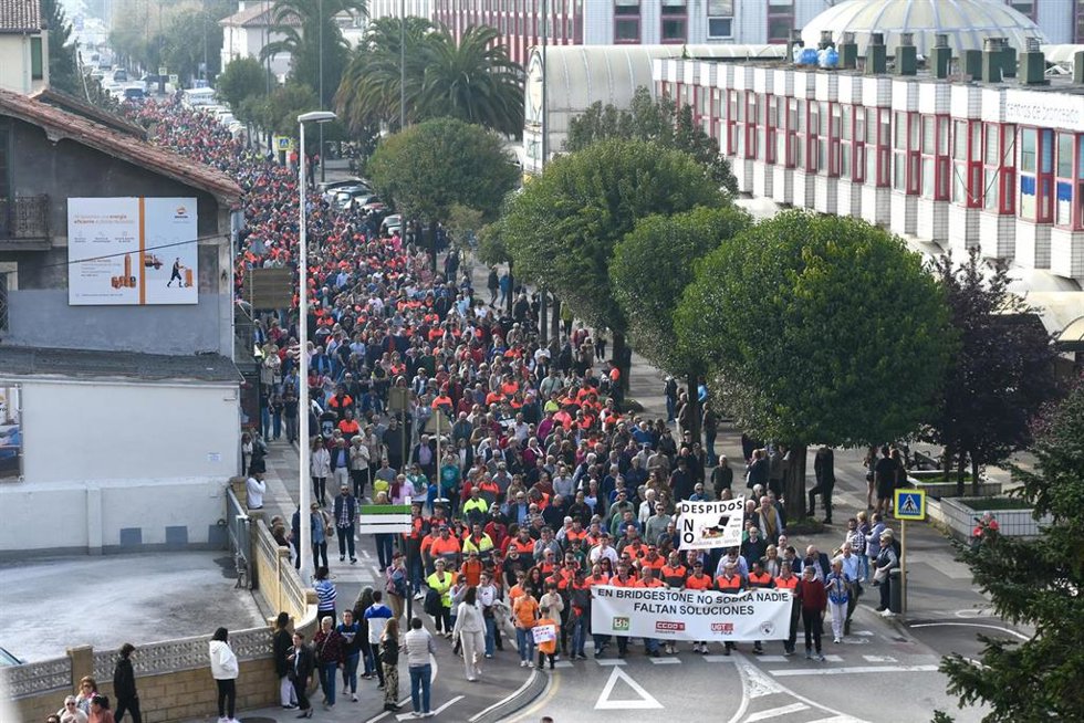 Cientos de personas durante la manifestación de la plantilla de Bridgestone con destino Torrelavega