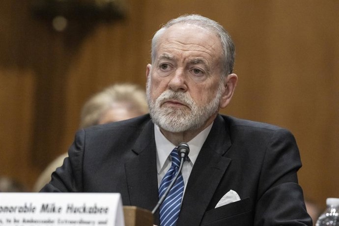 25 de março de 2025, Washington, Distrito de Colúmbia, EUA: O ex-governador Mike Huckabee (Republicano do Arkansas) responde a perguntas durante sua audiência de confirmação perante o Comitê de Relações Exteriores do Senado dos EUA para ser Embaixador Ext