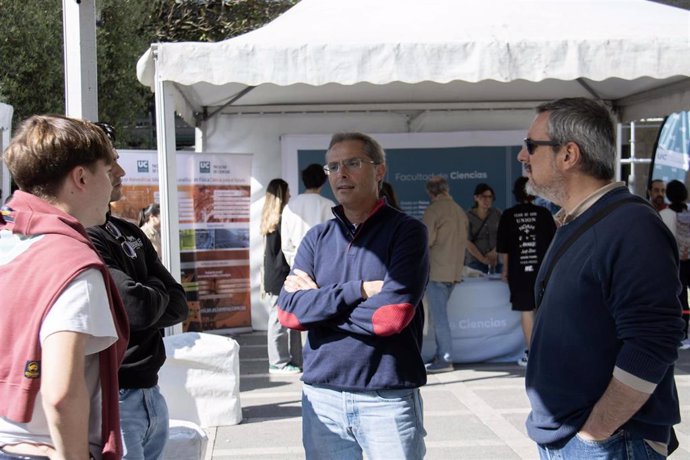 La Feria Informativa de la Universidad de Cantabria atrae a 900 personas en la plaza Pombo