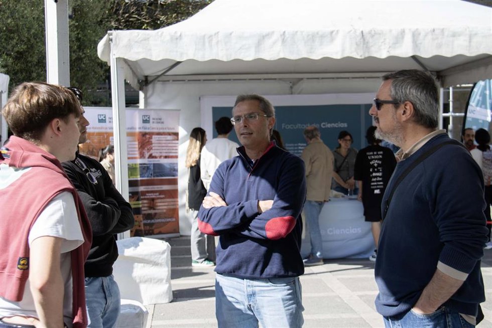 La Feria Informativa de la Universidad de Cantabria atrae a 900 personas en la plaza Pombo