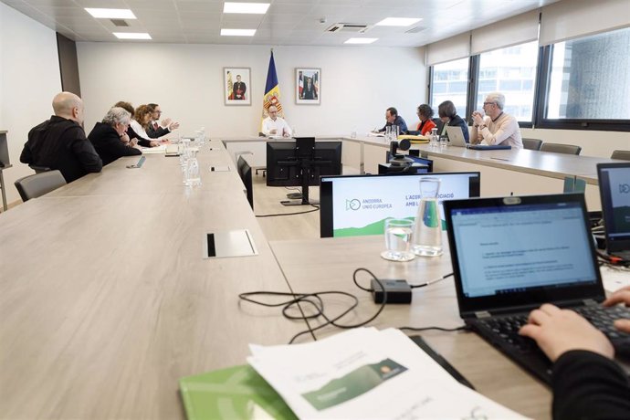 Un instante de la reunión de los miembros del pacto de Estado