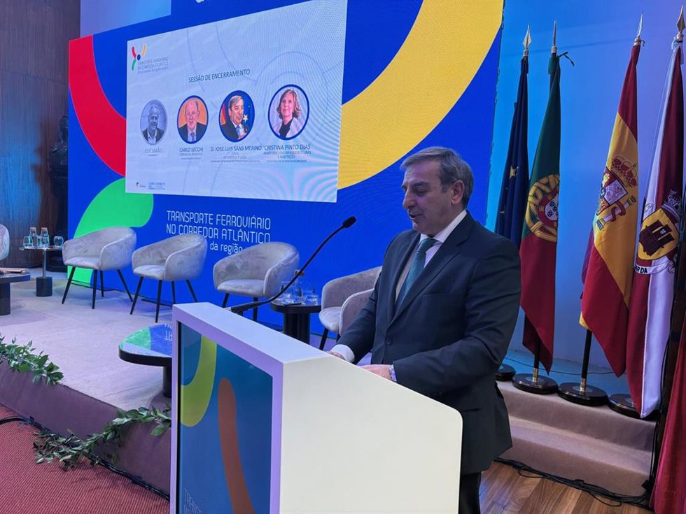 El consejero de Movilidad, José Luis Sanz Merino, en la clausura de la jornada Transporte ferroviario en el Corredor Atlántico, celebrada en la localidad portuguesa de Guarda